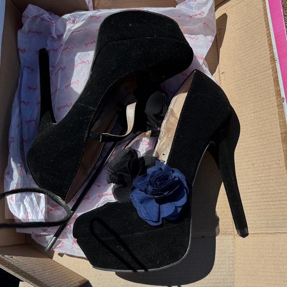 Quipid black heels new in the box ,  black with dark blue flowers sizes 6 to 8.5 - Picture 4 of 4